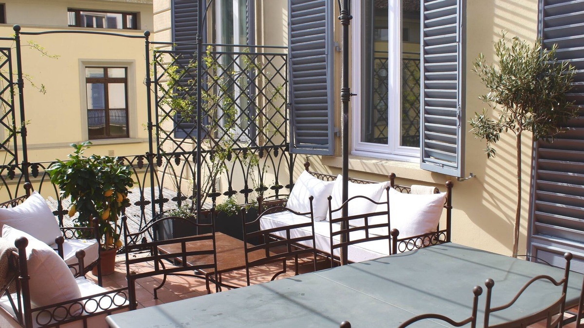 Santo Spirito Apartment | Bright and elegant flat with terrace by the river