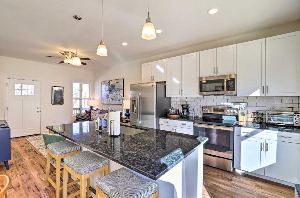 Oakley House | Bright and Inviting Home by Biltmore Village with Deck