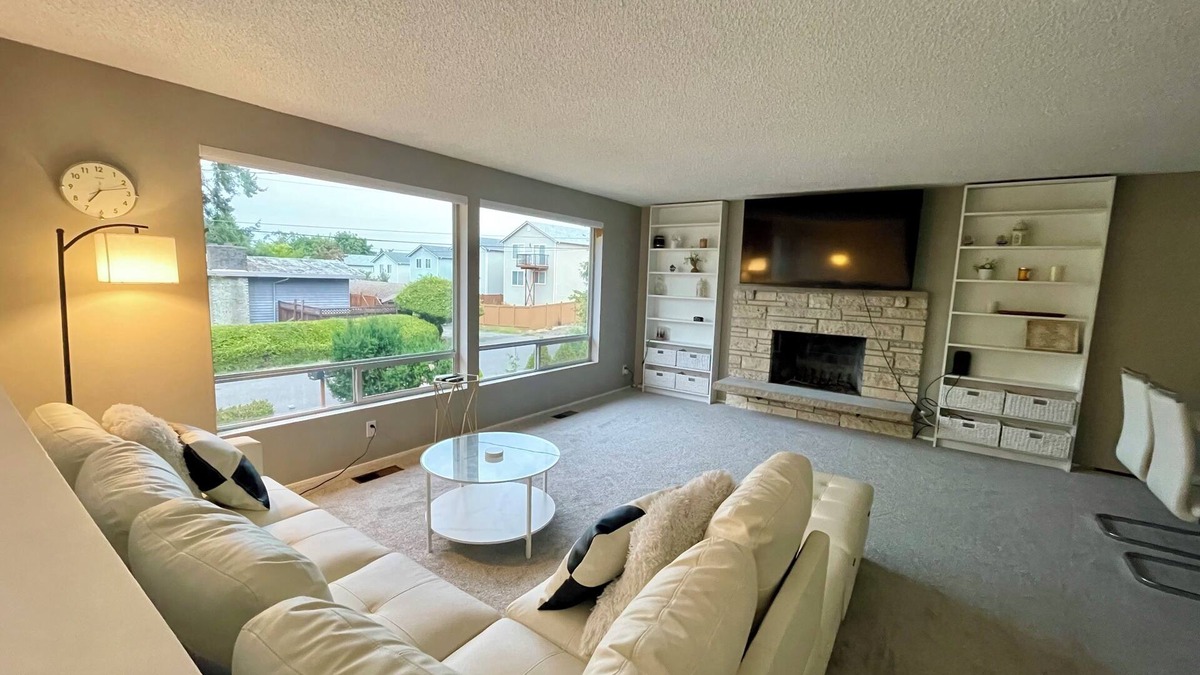 Seattle Metro Area House | Bright and Modern 3-bedroom House in Seattle with Backyard Oasis