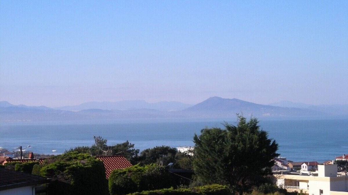 Biarritz Apartment | Bright and modern 4-Star 4-bedroom condo in peaceful oceanside neighborhood