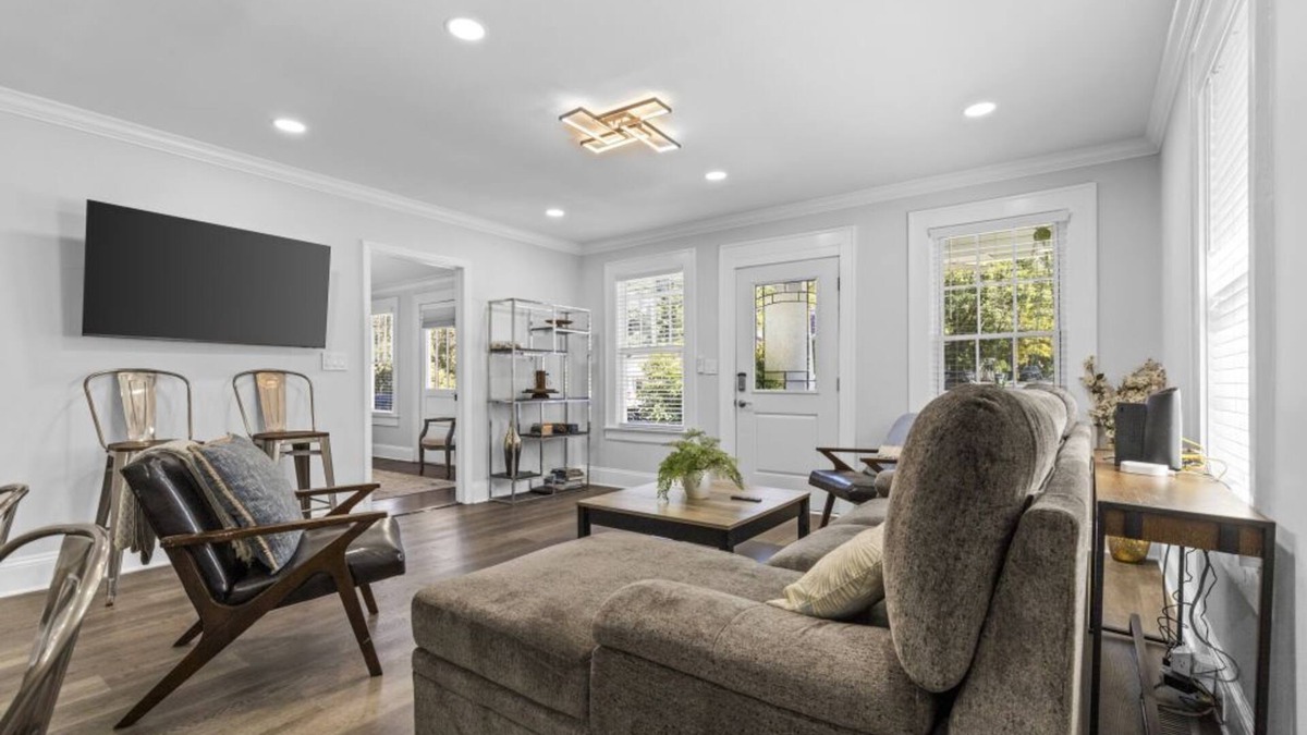 Villa Heights House | Bright and Modern - Close to Everything