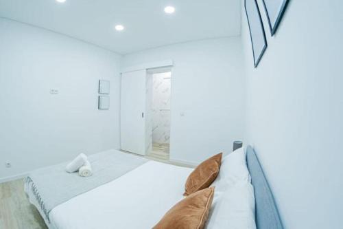 Moita Apartment | Bright and modern flat with air-con and free parking