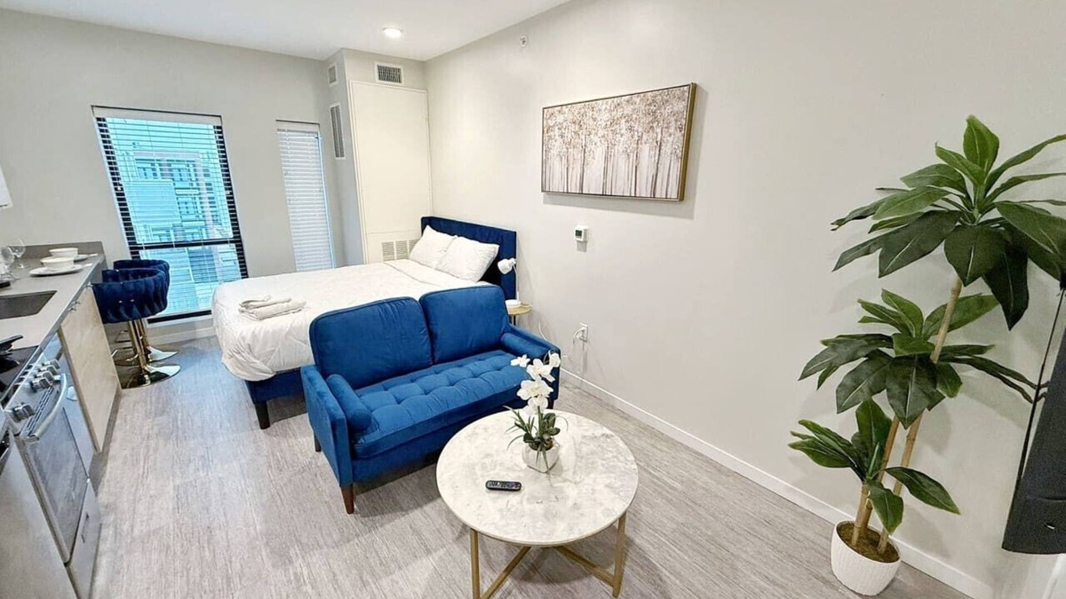 Downtown Des Moines Apartment | Bright and Modern Oasis – Your Home Away From Home!