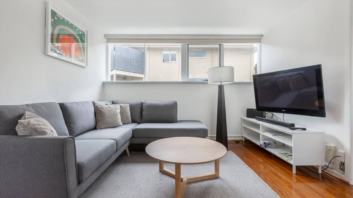 Hawthorn Apartment | Bright and Modern Space with a Balcony and Parking