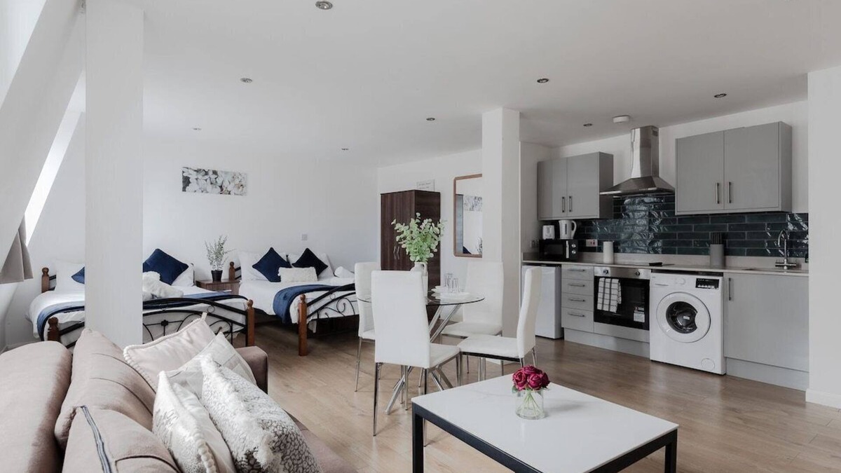 West Ealing Apartment | Bright and Modern Studio Near Ealing Broadway