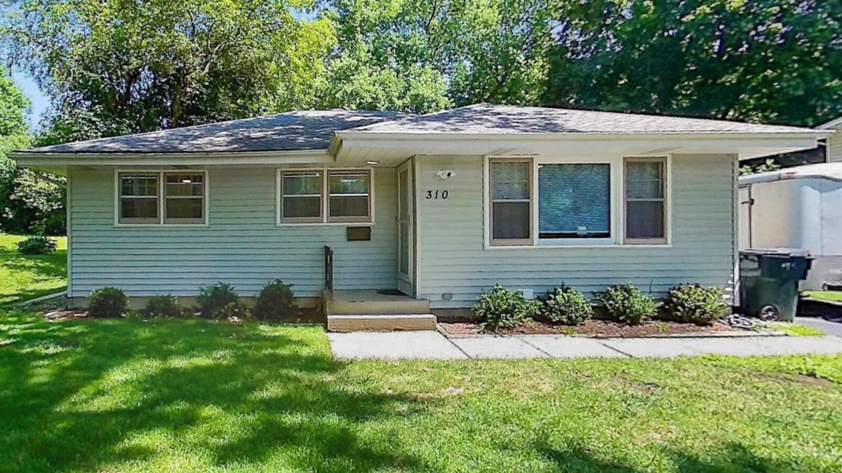 Libertyville House | Bright and Spacious 5-bedhouse in charming Libertyville Near Downtown