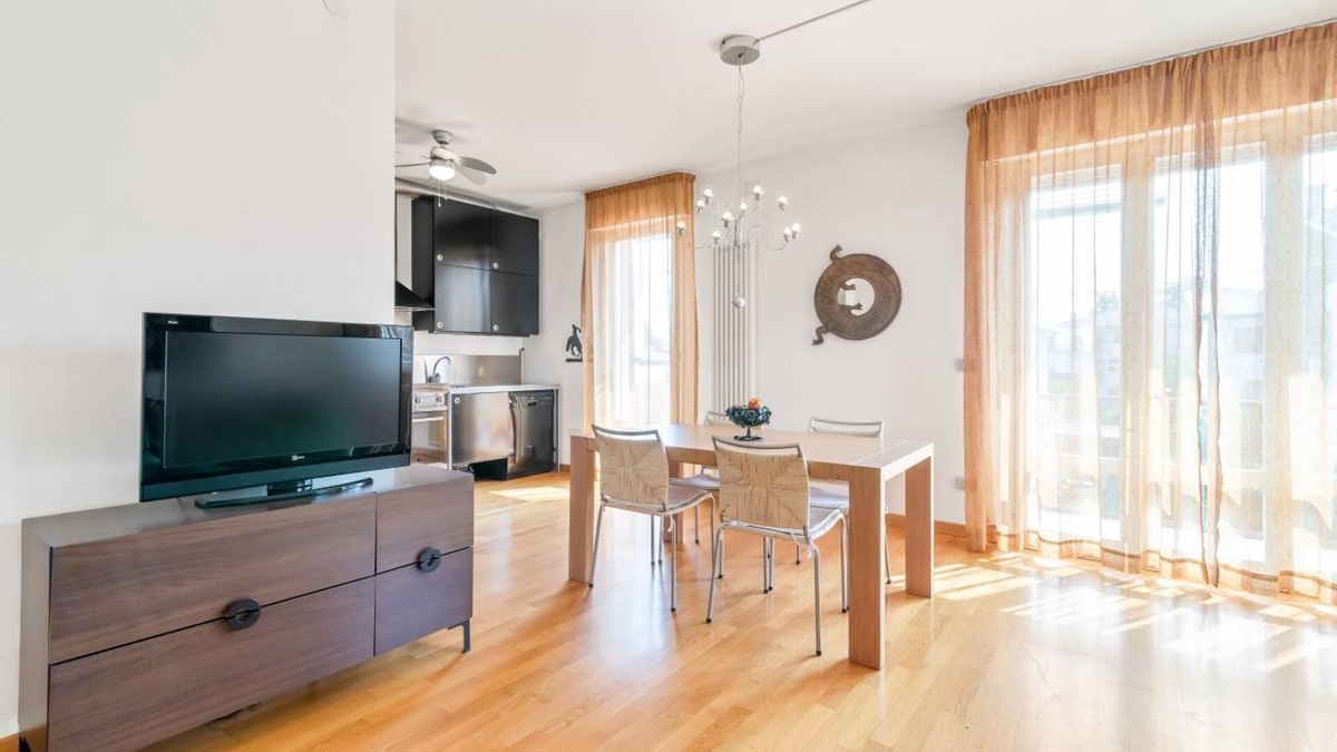 Padova Apartment | Bright and spacious 100- sqm 2-bedroom apartment of located on the second floor of a building without a lift that can accommodate up to 5 people!The apartment is located on a quiet street, closed to traffic and it boasts a sunny 12sqm terrace.Equipped wi