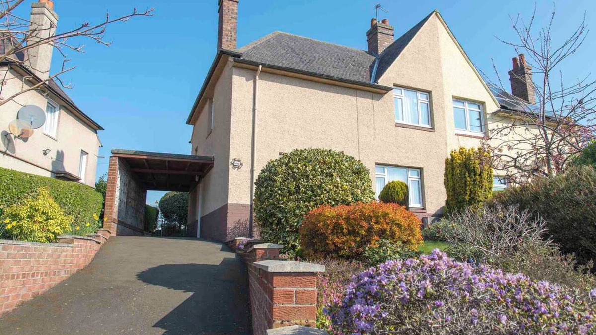 Rosyth House | Bright and spacious 3 bedroom house, near M90, 20 min from Edinburgh