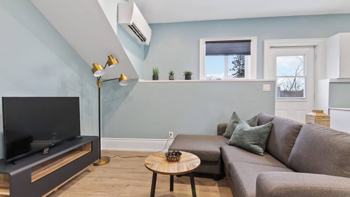 Collingwood Condo | Bright and Spacious Condo in Downtown Collingwood (97043)