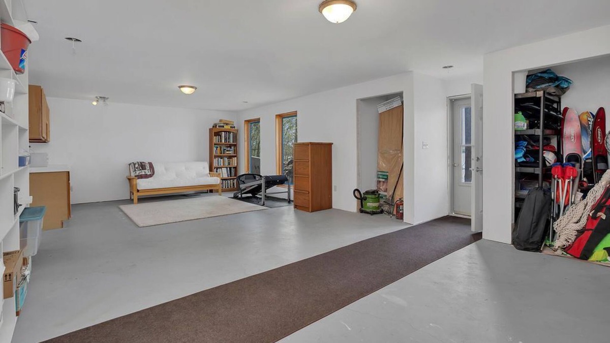 Bottineau House | Bright and Spacious Lakefront House