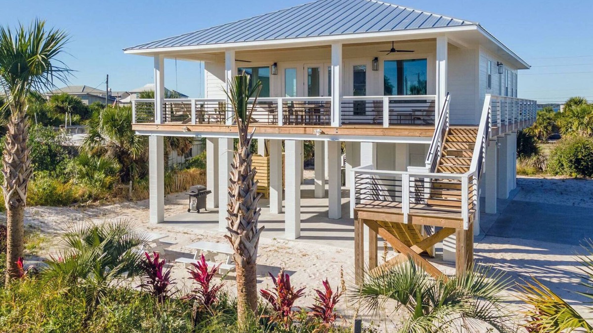 Villa Primera House | Bright and stylish beach house on Via De Luna/Close to the main beach area!