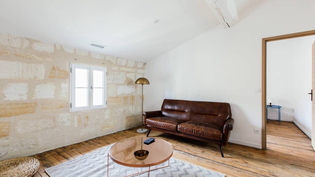 Castillon-la-Bataille Apartment | Bright apartment with air conditioning and high ceilings