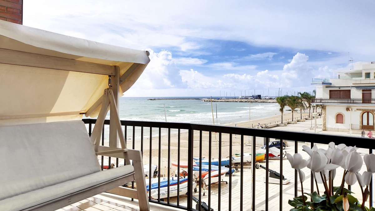 Marina di Ragusa Apartment | Bright apartment overlooking the beach and direct access to the sea