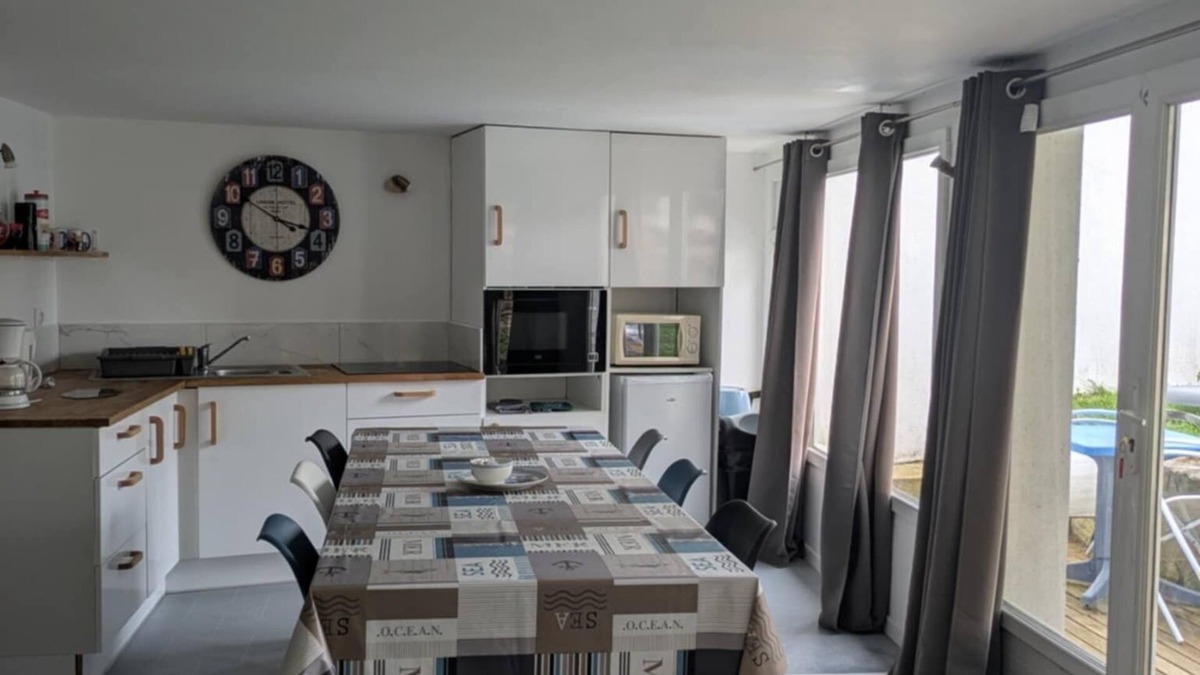 Kerroch Apartment | Bright apartment 300m from the port
