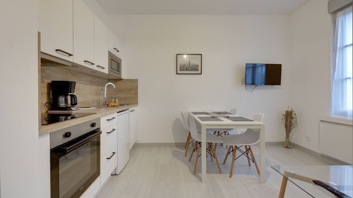 Avoine Apartment | Bright apartment in the center of Avoine