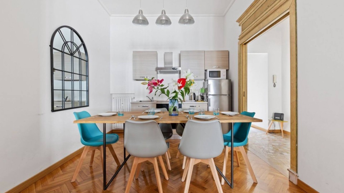 Guastalla Apartment | Bright apartment of 100 square meters, which can comfortably accommodate up to 5 people, located on the third floor of a building with lift. The property boasts an exceptional location in the heart of Milan, just a few steps from Piazza Duomo and San Bab