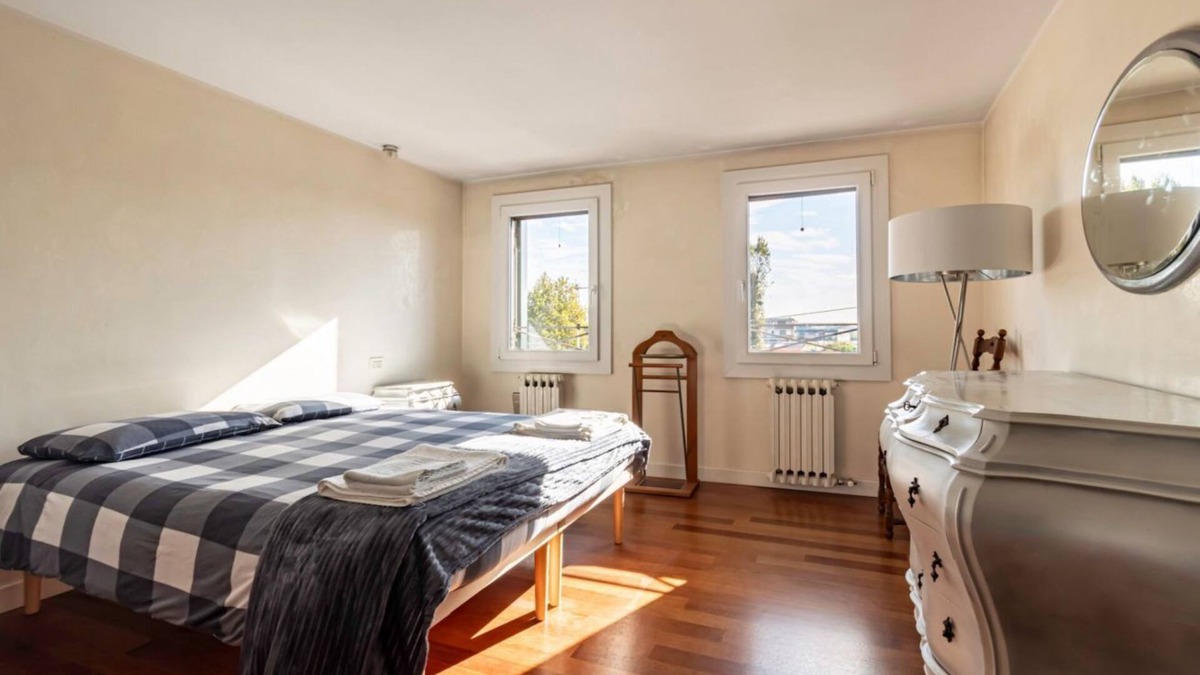 Oriago Apartment | Bright apartment of 79 sqm on two levels, for 5 people, on the 2nd floor of a building WITHOUT lift.The property is located in Oriago di Mira, a hamlet of Mira, characterised by the lovely landscape along the river Brenta, a mix of history, nature and ar