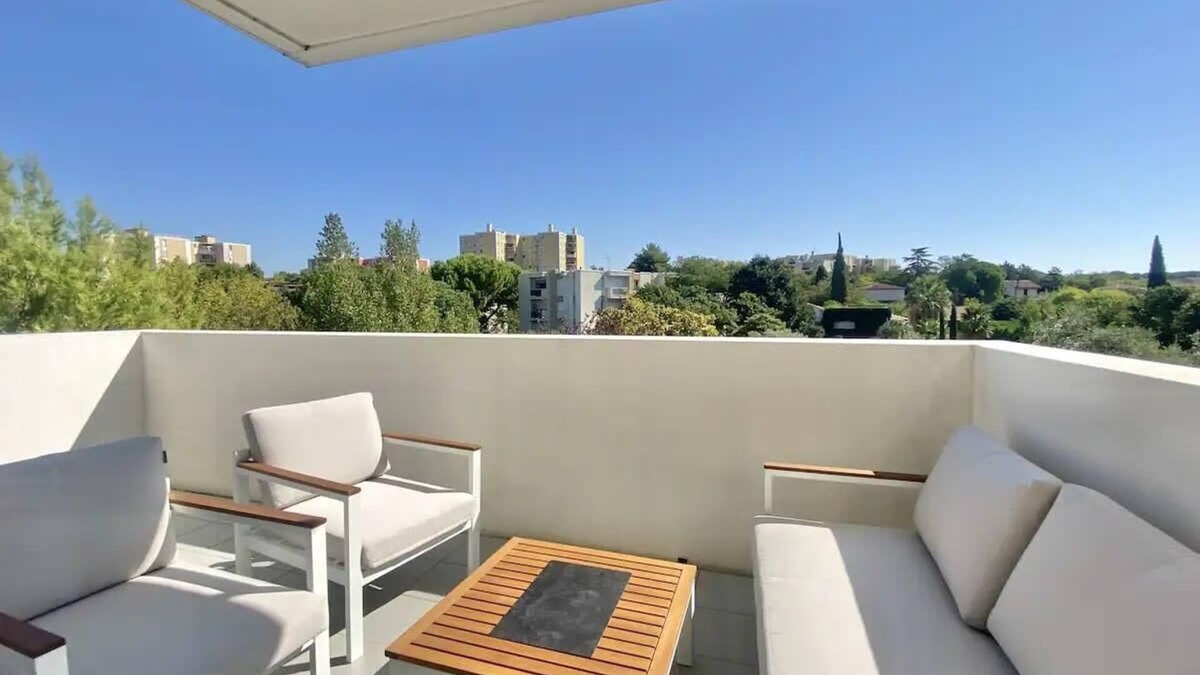 La Pompignane Apartment | Bright apartment with balcony