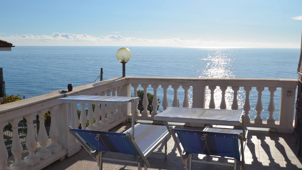 Piani-Ciapin Apartment | Bright apartment with wonderful terrace and fantastic sea view