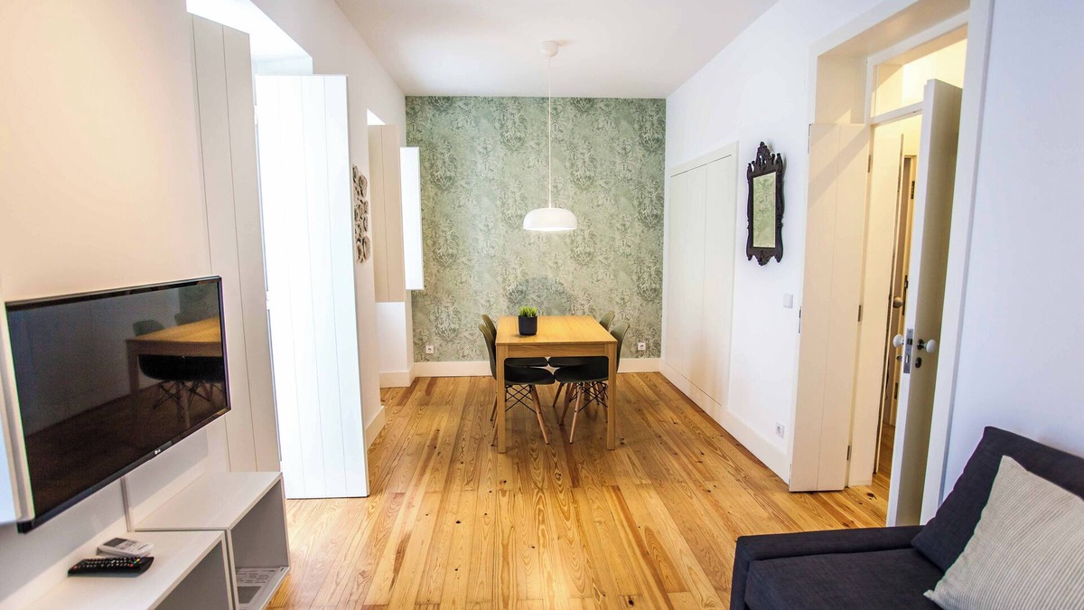 Lisbon Old Town Apartment | Bright apartment with balcony - Flat 1