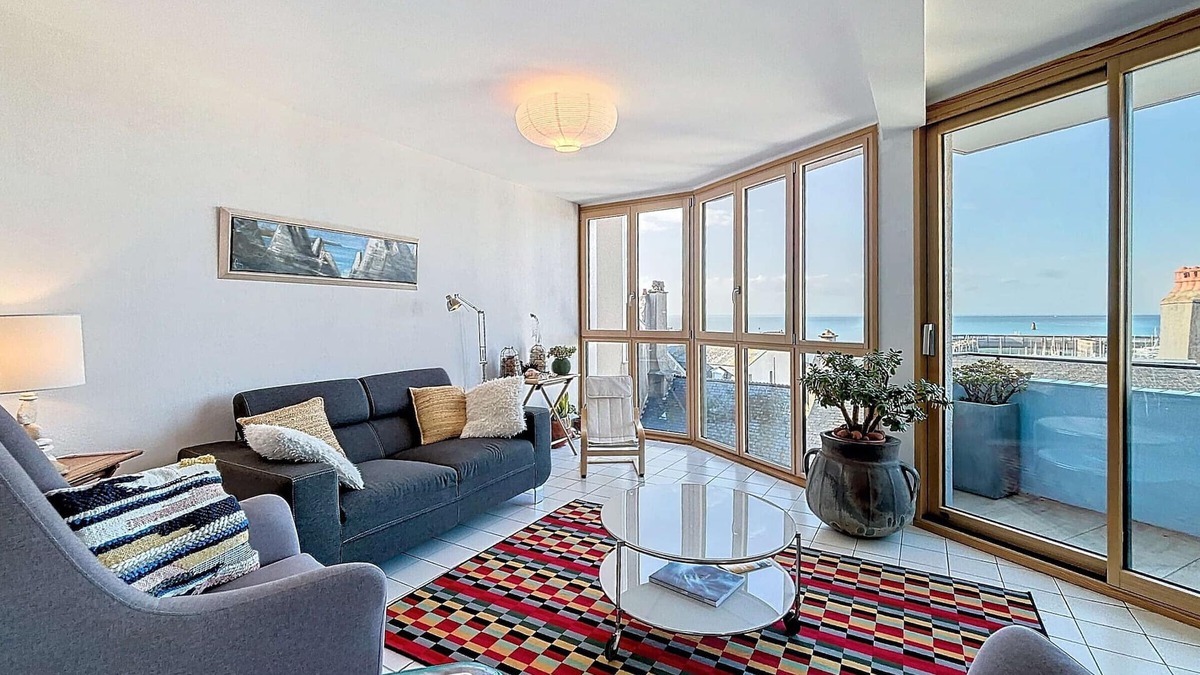 Granville Apartment | Bright apartment with elevator, balcony and free wifi in Granville