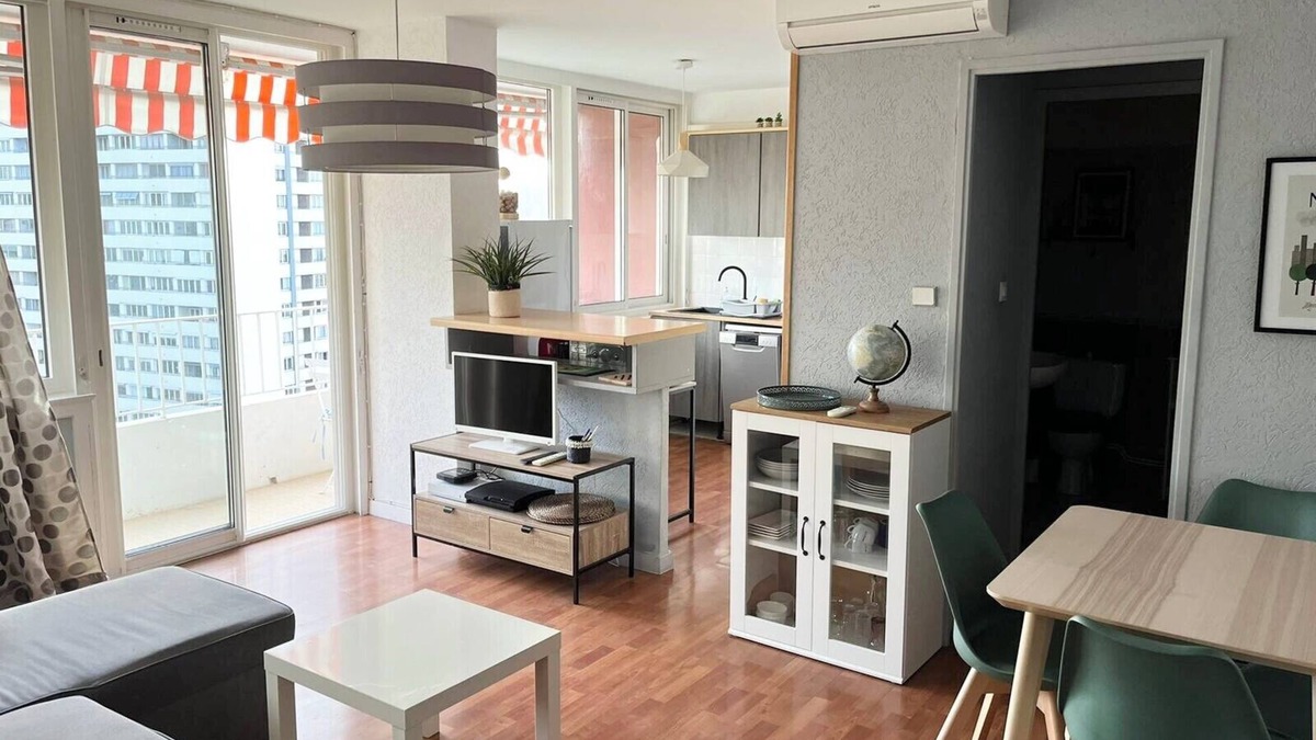 La Panouse Apartment | Bright apartment with balcony