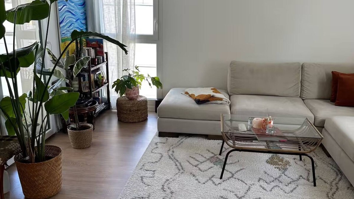 Quartier Grammont Apartment | Bright apartment with terrace Private parking