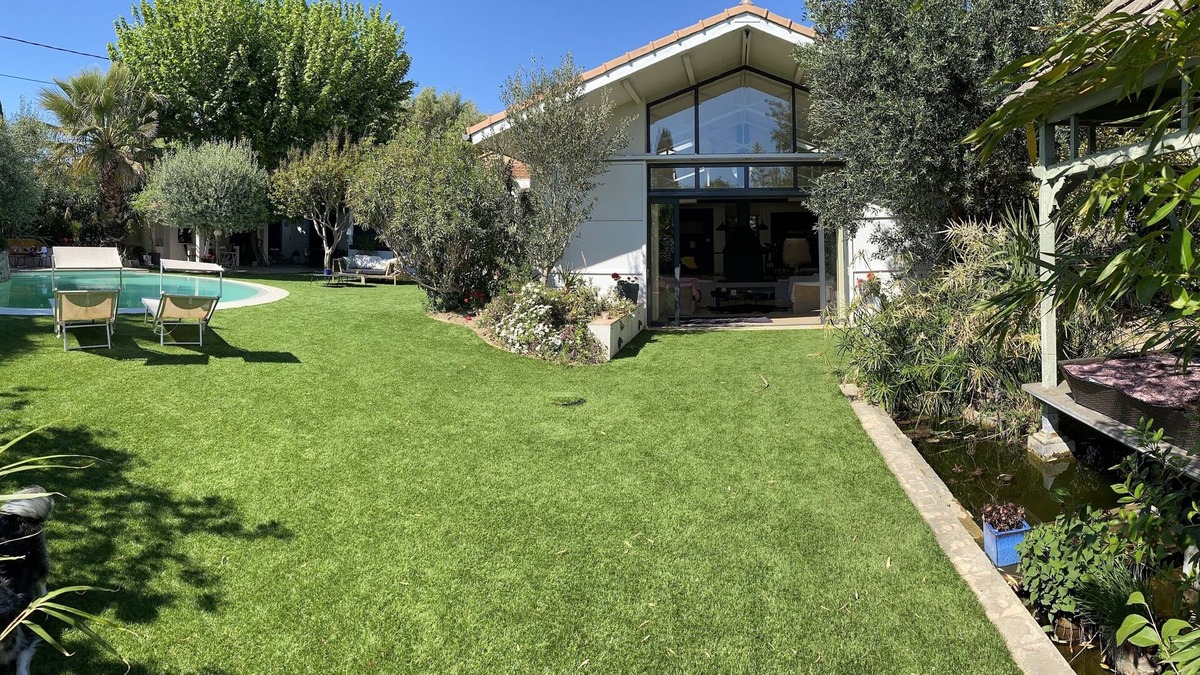 Saint-Barnabe Villa | Bright architect villa on one level
