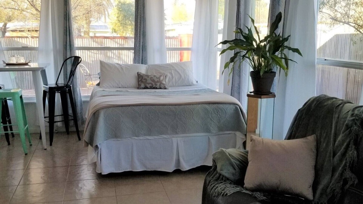 Palo Verde House | BRIGHT ARIZONA SUNROOM, near UofA/Banner/Midtown