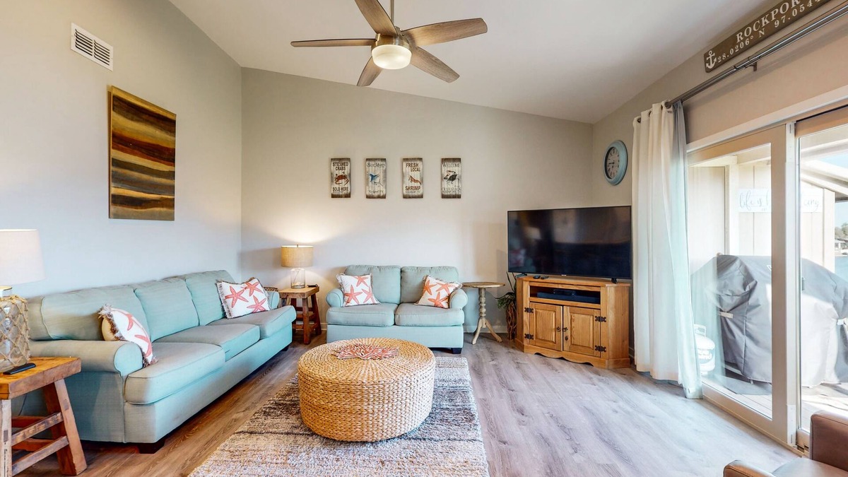 Harbor Oaks Condo | Bright Bayhouse condo with all-new interior & pool - near beach
