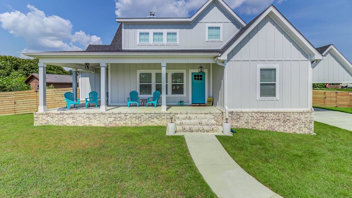 Long Beach House | Bright beach house steps from the sand & memories