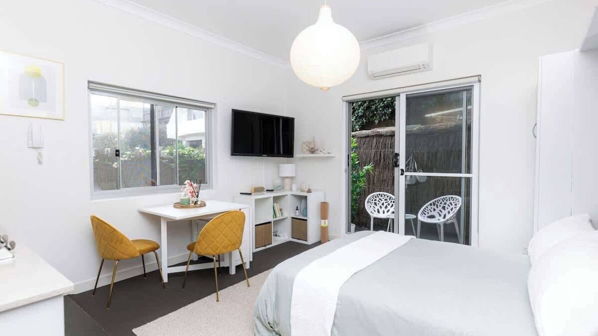 North Bondi Apartment | Bright beachfront studio with terrace & aircon
