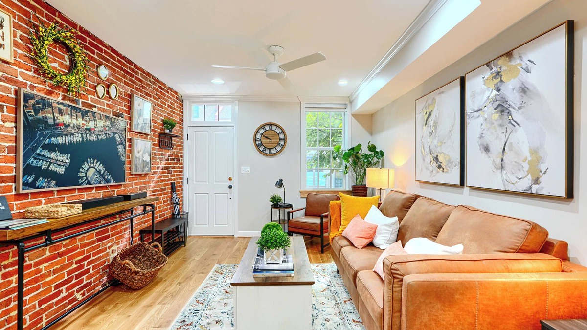 Federal Hill House | Bright & Beautiful 4BR Home + Parking, Walk to Harbor & Stadiums