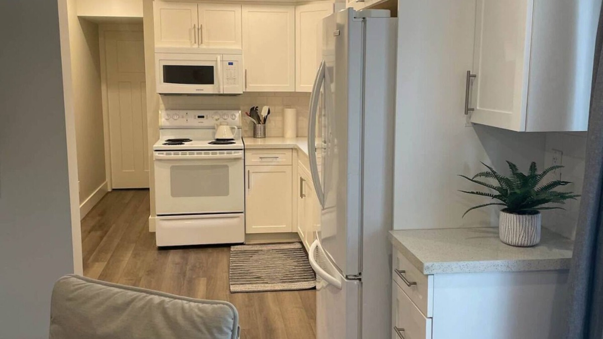 Delta House | Bright, beautiful and cozy basement suite