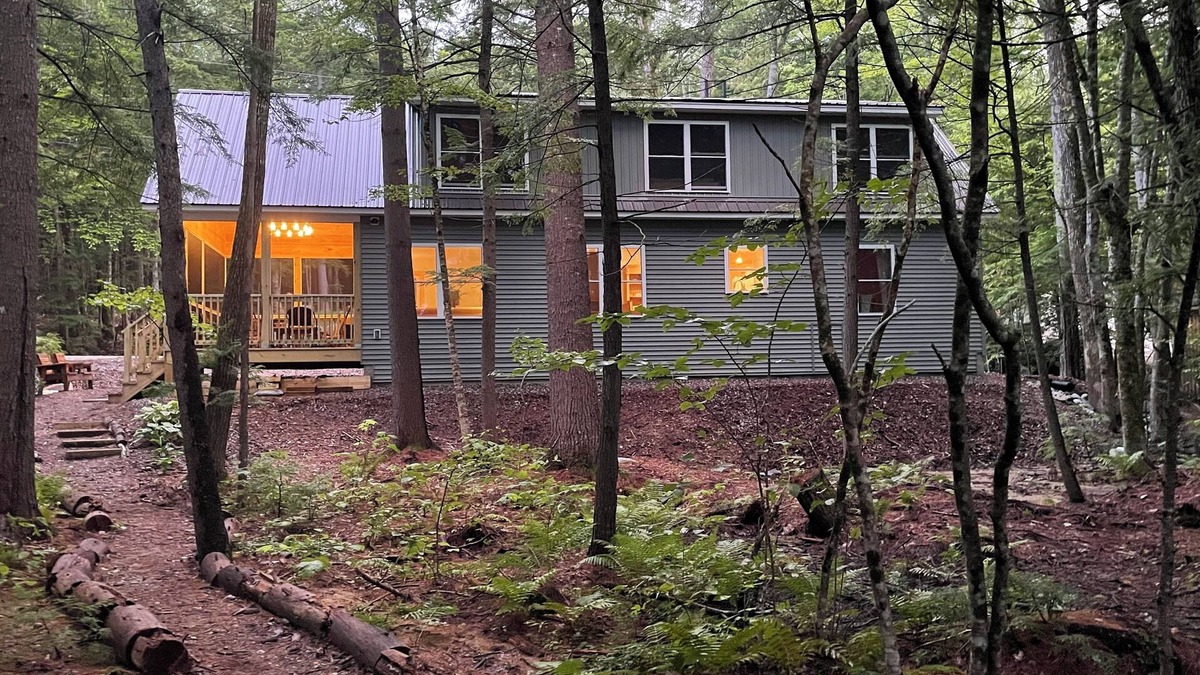 Norway Cottage | Bright beautiful clean 3br/2ba Lake House by Norway hiking, skiing & restaurants
