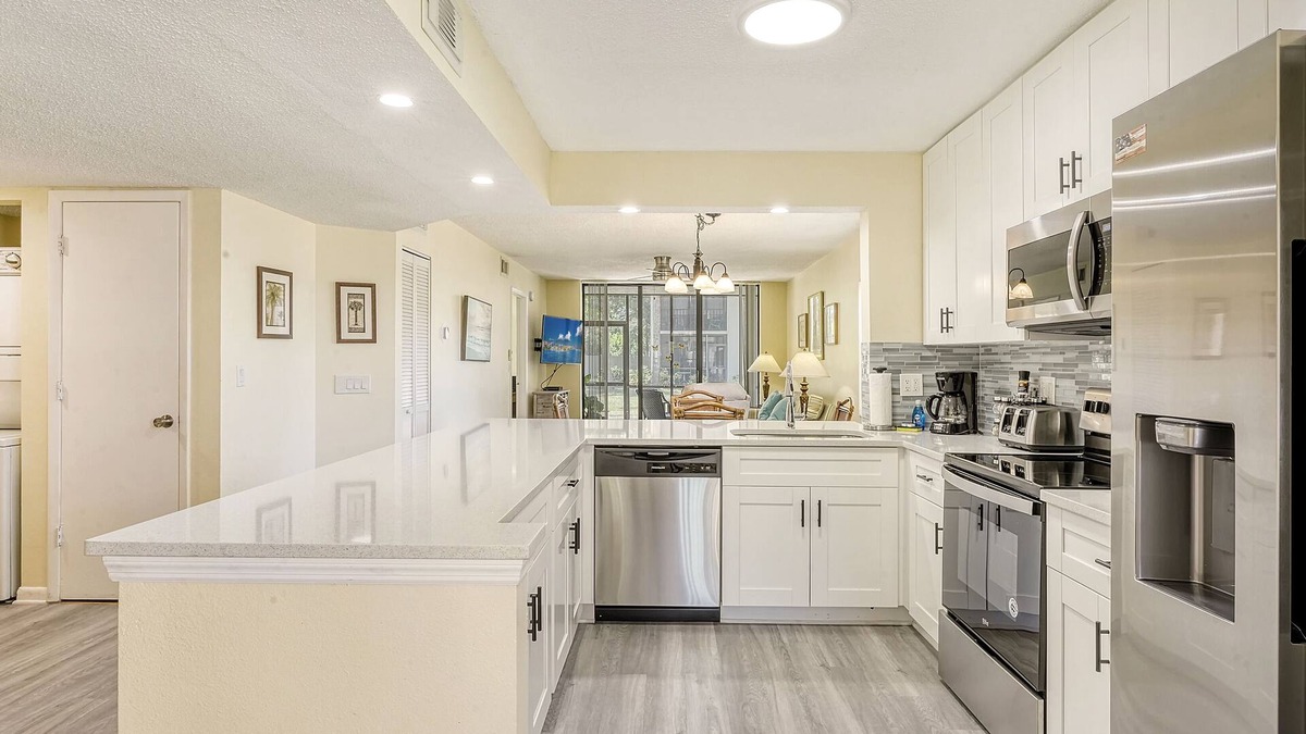 South Bradenton Condo | BRIGHT, BEAUTIFULLY UPGRADED FIRST FLOOR END-UNIT AT SHOREWALK