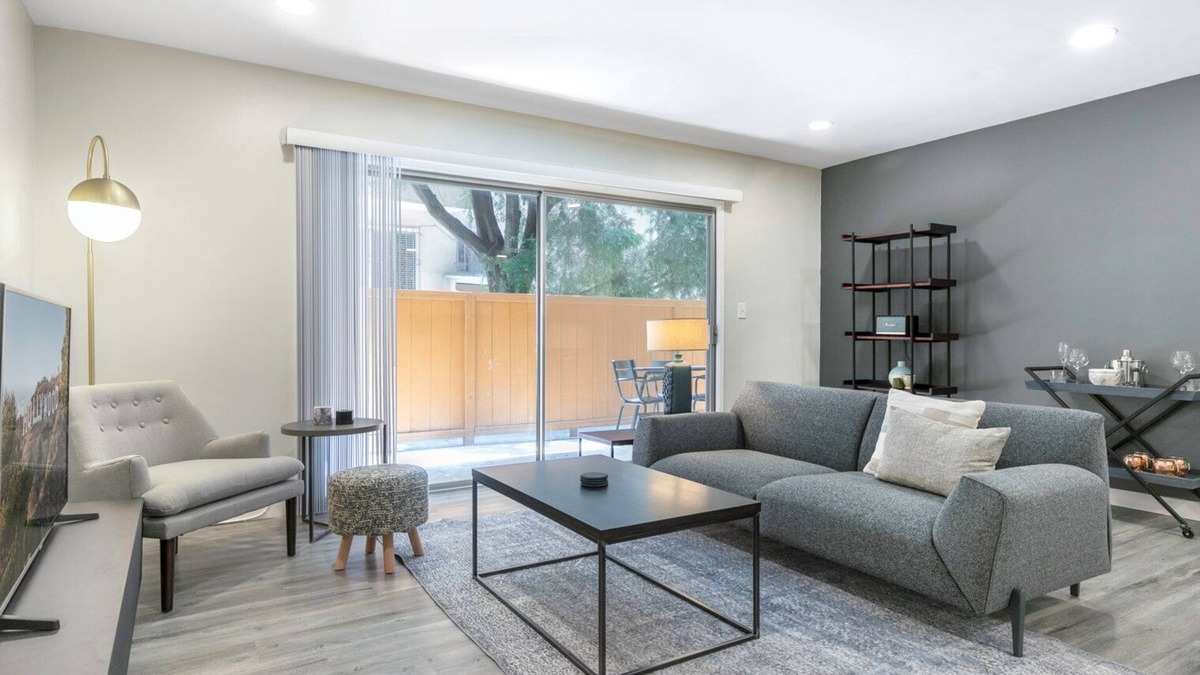 Beverly Grove Apartment | Bright Beverly Grove 2BR near Cedar Sinai Hospital, by Blueground