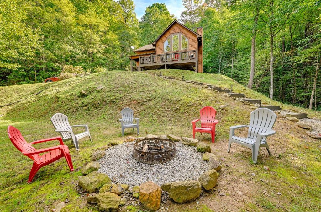 Bryson City House | Bright Bryson City Cabin with Fire Pit and Hot Tubs!