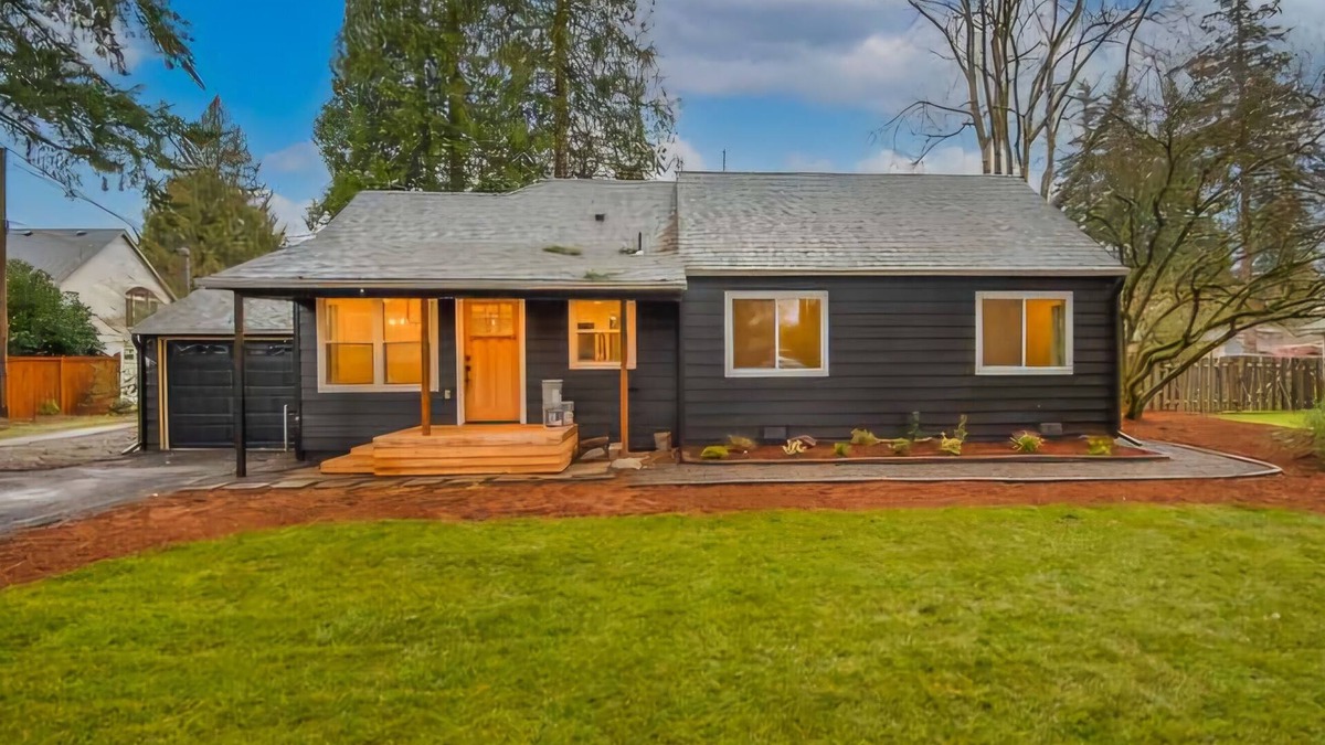 Metzger House | Bright & Charming 3-bedroom in wonderful Portland with AC & Dedicated Office