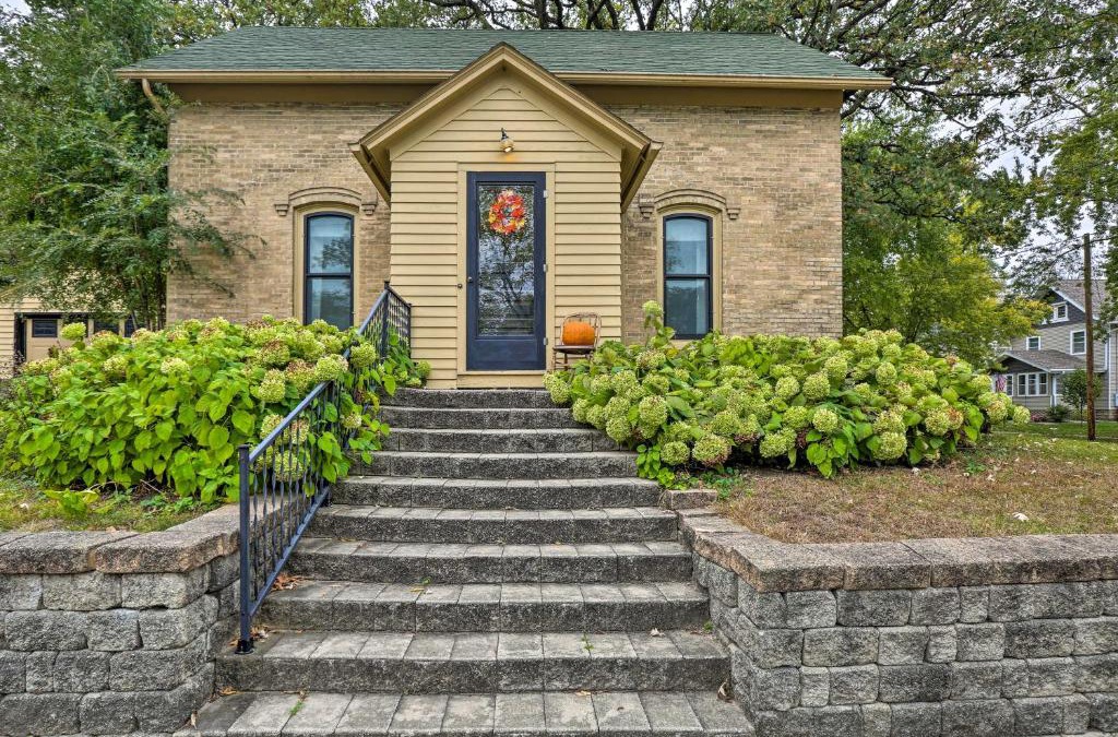 Clear Lake House | Bright Clear Lake Getaway, 4 Blocks to Downtown!