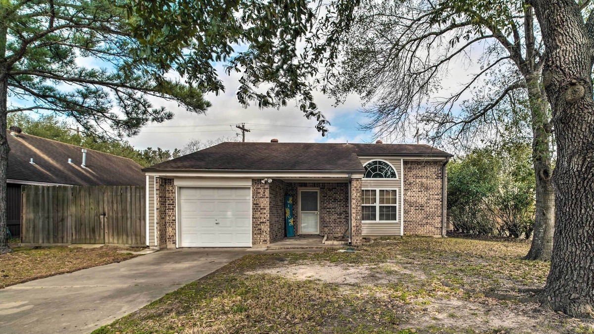 Villa West Cottage | Bright College Station Abode: 3 Mi to Kyle Field