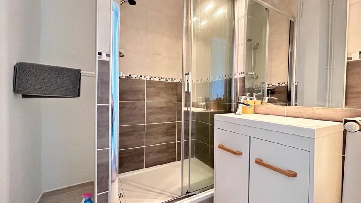 Teilhard Apartment | Bright, comfortable studio close to hospitals