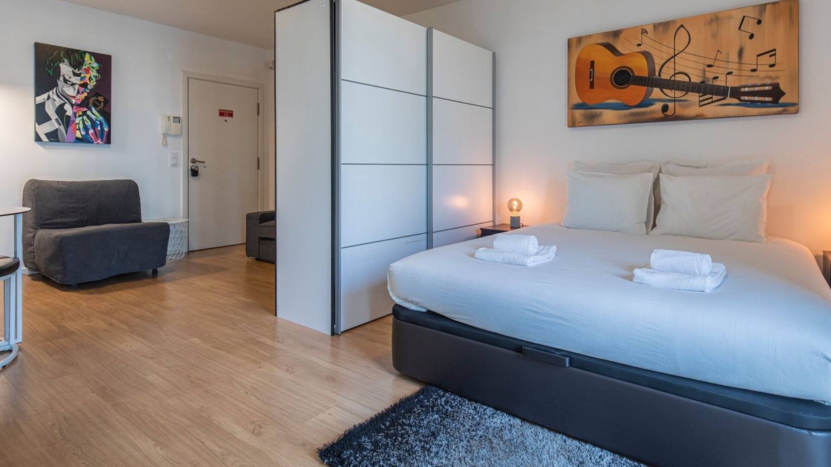 Falca Apartment | Bright & Comfy Flat in Lisbon by LovelyStay