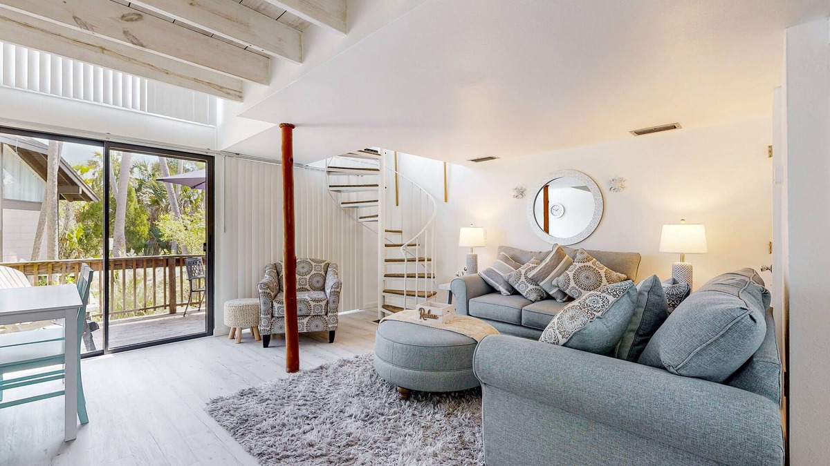 Crystal River Condo | Bright condo with pool & canal access - balcony, W/D, & AC
