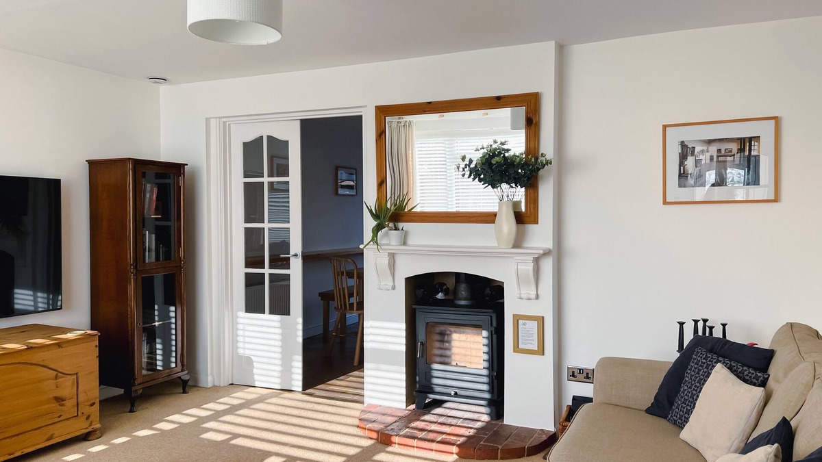 Tangmere House | Bright & Cosy ~ Jacuzzi ~ Log Burner ~ King Beds!