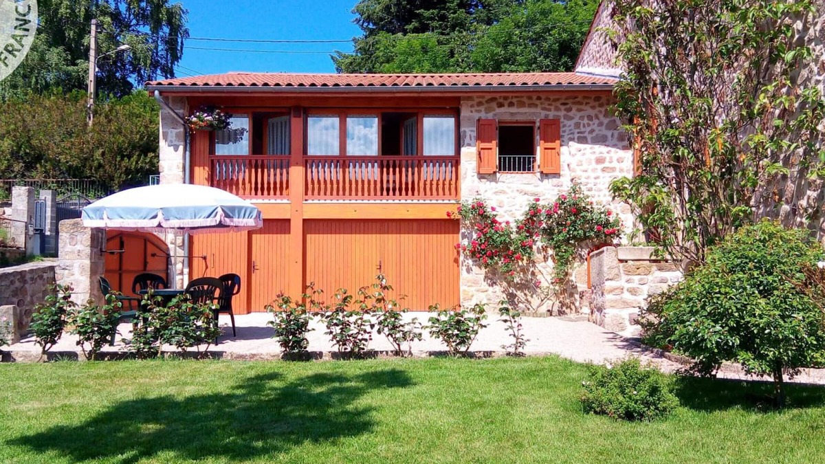 Merle-Leignec Cottage | Bright cottage with garden, pets allowed in Auvergne