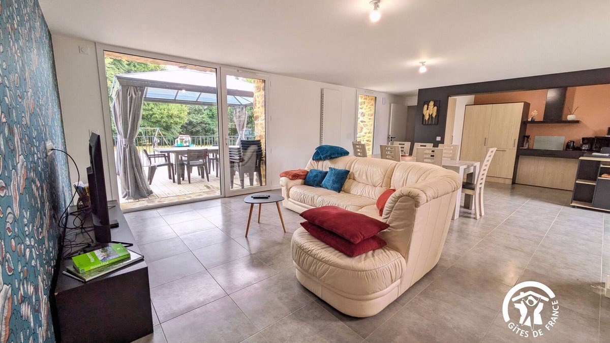 Andouille Cottage | Bright cottage with heated pool and PMR access, near Laval
