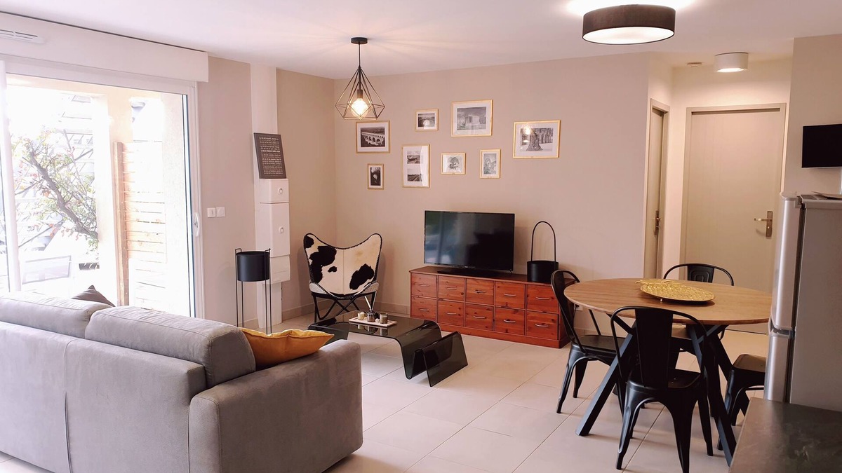 Ledenon House | Bright cottage with terrace, garden and parking