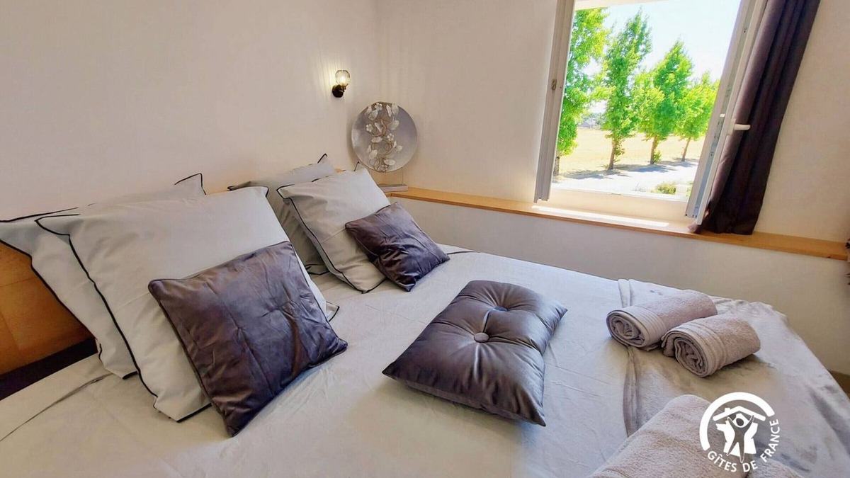 Peuton Cottage | Bright cottage with wifi, pets allowed, parking, near Château-Gontier