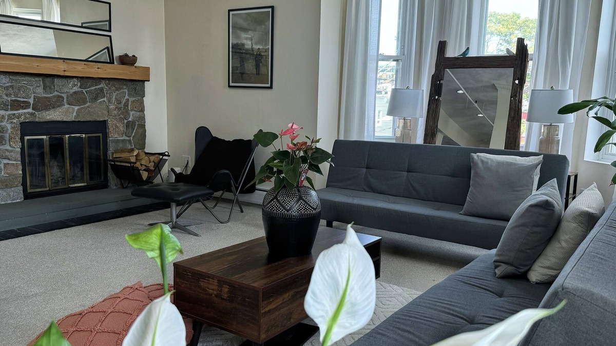 Chelsea Apartment | Bright Cozy Apartment in Chelsea, 10 mins from LOGAN Airpot-Free Parking